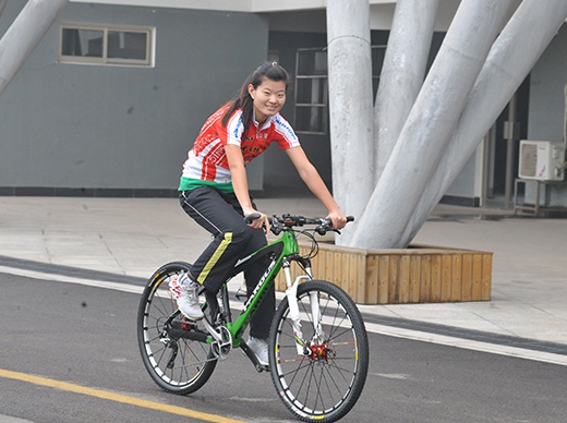 山东队隋婷婷骑乘完美体育PARDUS自行车勇夺2011全国山地自行车 锦标赛女子成年个人计时赛第二名和女子成年越野赛第三名